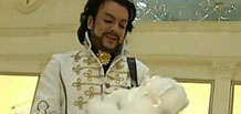 Weihnachtsmann Kirkorov besucht zu Weihnachten seine Tochter.